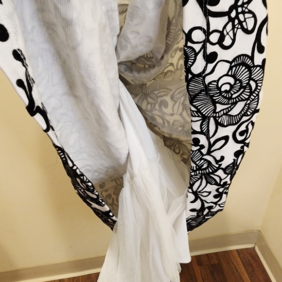 Emely West White and Black Hollidays Girls Velvet Floral detail size Girls 16 - Picture 8 of 13